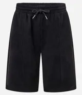 Bermuda masculina color negro, modelo baggy, confeccionada en algodón con cintura elástica ajustable mediante cordón. Presenta bolsillos y detalles de recortes.