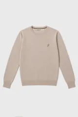 Sweater de punto color beige, de cuello redondo y manga larga, con detalle de pequeño bordado en el pecho.