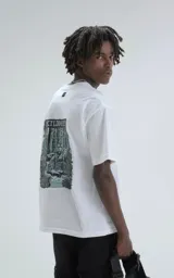 Remera blanca de algodón premium con corte oversize, hombros caídos y cuello redondo. Presenta un texto estampado en el pecho que dice "QUE NO ENTIENDAN NADA".