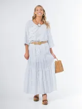 Falda larga de estilo campesino color crudo, confeccionada en algodón italiano con apliques florales al tono. Tiene cintura elastizada y cinto de rafia elastizado desmontable.