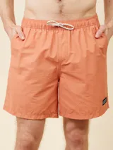 Short de baño estilo volley de color liso, con cintura elástica y cordón de ajuste trenzado blanco y negro.