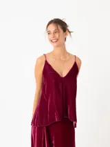 Top de breteles finos color borgoña, con escote en V y corte holgado.