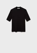 Camiseta negra de corte ajustado, con cuello perkins y mangas cortas.