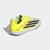 Championes de fútbol sala Adidas F50 Club, con diseño ligero en color amarillo neón y blanco. Presentan las icónicas tres tiras de la marca en negro con bordes rojos en el lateral, suela de goma color caramelo tipo non-marking y cierre de cordones.