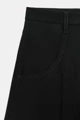 Bermuda de tiro alto de la colección Zara Woman, color negro, con bolsillos delanteros redondeados, pliegues frontales y cierre de cremallera y botón.