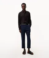 Pantalón masculino Marfinno de corte relaxed, confeccionado en mezcla de lino y viscosa, con cintura con trabillas y bolsillos.