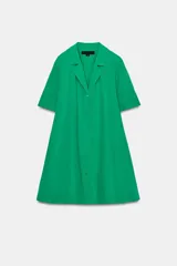 Vestido corto camisero de la ZW Collection de Zara, confeccionado en hilatura de algodón de color verde. Presenta cuello solapa, manga corta, diseño en línea evasé y cierre frontal con botones.