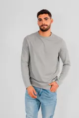 Buzo de punto color gris con cuello redondo y mangas largas.