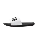 Ojotas Nike Offcourt Slide, color gris oscuro con tira ancha blanca y el nombre de la marca en relieve negro.