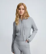 Cardigan gris melange de punto canalé con capucha y cierre frontal de cremallera, mangas largas y corte holgado.