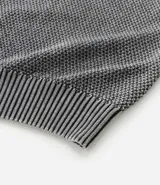 Chaleco masculino de punto color gris con efecto desteñido, corte boxy, cuello en V y barras contrastantes en el cuello y el dobladillo.