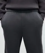 Pantalón jogger de algodón con felpa, color negro, con cintura elástica, cordón ajustable, bolsillos laterales y puños elásticos en los tobillos.