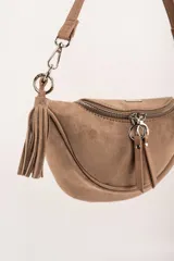 Riñonera negra de gamuza vegana con correa ajustable y cierre plateado.