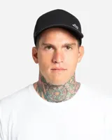 Gorro trucker negro con diseño clásico de paneles frontales de tela y parte trasera de red, con visera curva y pequeño logo estampado en el lateral.