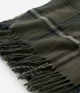 Bufanda de diseño doble faz con estampado de cuadros en tonos verdes y oscuros, terminada con flecos en los extremos.