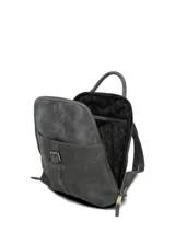 Mochila Hush Puppies color gris, confeccionada en una combinación de cuero sintético con efecto desgastado y gamuza en el bolsillo frontal. Cuenta con cierre principal, asa superior, correas ajustables y detalle de hebilla decorativa en el frente.