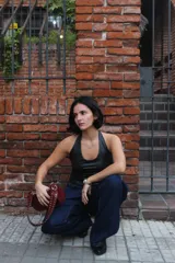 Top negro de cuero sintético con escote halter y espalda descubierta.