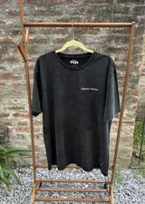 Remera de algodón premium con efecto lavado, manga corta y cuello redondo. Presenta un estampado gráfico en la espalda con el texto 'Cherry Season' y un diseño de cerezas pixeladas.