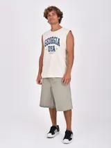 Musculosa negra con cuello redondo y sisas amplias. Estampado frontal con texto en blanco que incluye "GEORGIA", "USA", "SINCE 1998" y "UNITED STATES OF AMERICA BEST EVER".