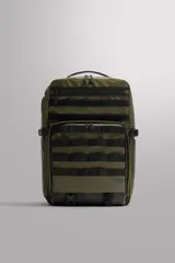 Mochila verde militar confeccionada en tejido técnico con múltiples compartimentos con cierre de cremallera, bolsillos laterales ajustables con banda elástica, parte posterior acolchada, asa de mano y dos asas de hombro ajustables con cinta y hebilla de liberación rápida.