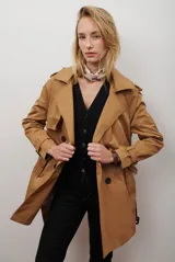 Trench coat negro de corte midi, con cuello solapa, cierre frontal cruzado con botones y cintas ajustables en los puños.