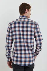 Camisa de viyela de algodón a cuadros color azul, blanco y naranja, de manga larga con dos bolsillos con tapa al frente.