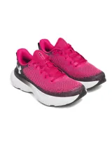 Championes de running Under Armour modelo Infinite, con parte superior de tejido de punto en degradado de fucsia a negro. Presenta entresuela blanca con tecnología de amortiguación HOVR y logo de la marca en el talón.