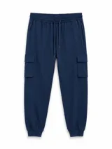 Pantalon tipo jogger cargo de color azul marino, con cintura elástica ajustable mediante cordón, bolsillos laterales con solapa y puños elásticos en los tobillos.