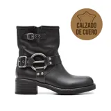 Bota corta negra de cuero con hebillas y arnés metálico. Tiene cierre lateral y taco bajo.