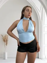 Top amarillo pálido con cuello halter y escote profundo. Se puede usar de múltiples formas.