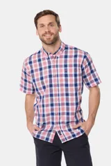 Camisa de hombre a cuadros en tonos azul, blanco y rosa, de manga corta y corte clásico. Confeccionada en algodón y con botones personalizados.