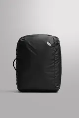 Mochila negra de tejido técnico con compartimento principal con cierre de cremallera y dos compartimentos internos con cierre de cremallera. Bolsillo frontal con cierre de cremallera, asa de mano, asa de hombro ajustable y extraíble, y dos asas de hombro acolchadas y ajustables con cinta con hebilla de liberación rápida.