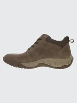 Bota urbana de caña baja con cordones, confeccionada en cuero marrón con detalles de textura en el lateral y suela de goma reforzada.