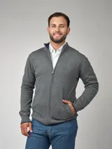 Campera de punto gris con cierre frontal, cuello alto y bolsillos laterales. Detalles en azul marino en el interior del cuello y los puños.