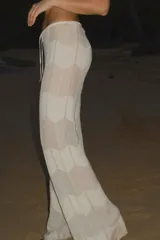 Pantalón largo de tejido de punto acanalado color blanco roto, con cordón ajustable en la cintura y calce holgado.