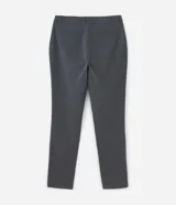 Pantalón de corte slim para hombre, confeccionado en tejido de poliéster, viscosa y elastano. Presenta cintura elástica con trabillas para cinturón, cierre tradicional y bolsillos funcionales.
