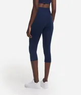 Pantalón capri deportivo de tiro alto con cintura ancha anatómica, confeccionado en tela suplex de alta elasticidad.