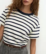 Blusa de corte boxy confeccionada en algodón, con diseño de rayas horizontales, cuello redondo de punto en color contrastante y mangas cortas.