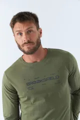 Remera verde militar de manga larga con cuello redondo y estampado con la marca "Brookfield" en el pecho.