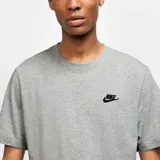 Remera Nike Sportswear Club de color gris melange, con diseño clásico, cuello redondo y el logotipo de Nike Futura bordado en negro en el pecho.