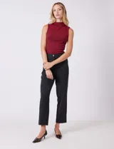 Pantalón de corte recto confeccionado en tela sastrera, con tiro medio-alto, cierre frontal con botón y bolsillos laterales. Presenta pinzas en la parte trasera para un mejor ajuste.