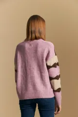Sweater de tejido tramado con diseño de bloques ondulados en tonos tierra. Presenta cuello redondo, mangas largas y un calce relajado.