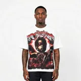 Camiseta blanca de corte oversize con estampado gráfico frontal que presenta a un niño con los ojos vendados sosteniendo un arco, acompañado de un caballo y letras estilizadas en tonos rojos y negros.