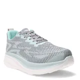 Championes negros con diseño geométrico en gris y blanco, cordones negros y suela blanca.