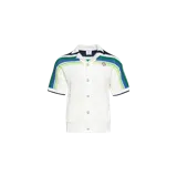 Camisa tipo polo de punto Casablanca, de color blanco con rayas horizontales en tonos verde, azul y azul marino en los hombros y mangas cortas. Cuenta con cuello solapa, cierre frontal de botones y bolsillos frontales parche.