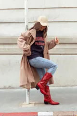 Bota texana roja con bordados en hilo color crema, caña media y taco bajo.
