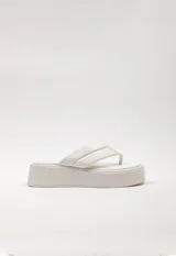 Sandalia blanca de plataforma alta con tira ancha acolchada y tira de dedo.