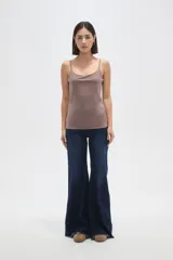 Musculosa de poliamida con breteles finos, cuello redondo y ajuste al cuerpo.