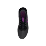 Championes de running Under Armour Charged Pursuit 3, color negro con logo y detalles en violeta, entresuela blanca con tecnología Charged Cushioning y capellada de malla.