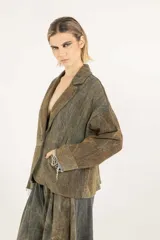 Blazer boxy reversible con bolsillos, confeccionado en denim de algodón puro, con teñido degradé irregular hecho a mano con aerógrafo y lavado a la piedra. Presenta solapas, cierre de un botón, hombros caídos, largo a la cadera y puños con bordes deshilachados.